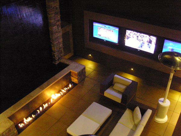 home-showcase-outdoor-multiple-tv-viewing-room.jpg