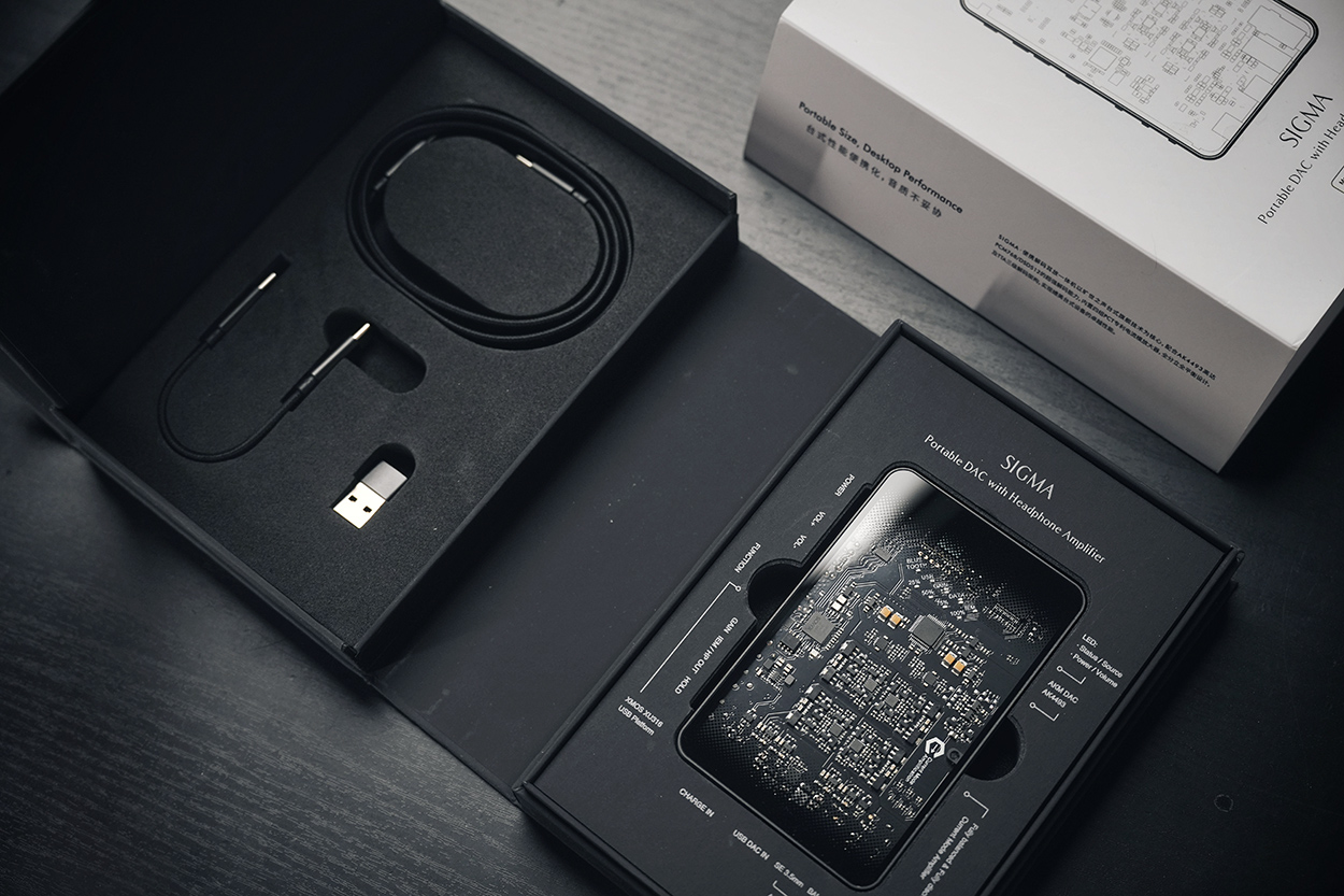 Questyle SIGMA Portable DAC and Headphone Amp Presentation Case Open View Questyle SIGMA Portable DAC and Headphone Amp Presentation Case Open View