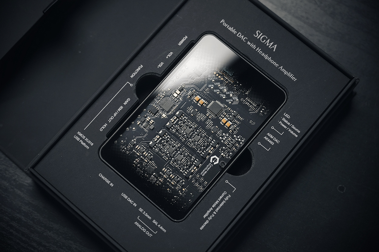 Questyle SIGMA Portable DAC and Headphone Amp Presentation Case Open Close-up View Questyle SIGMA Portable DAC and Headphone Amp Presentation Case Open Close-up View