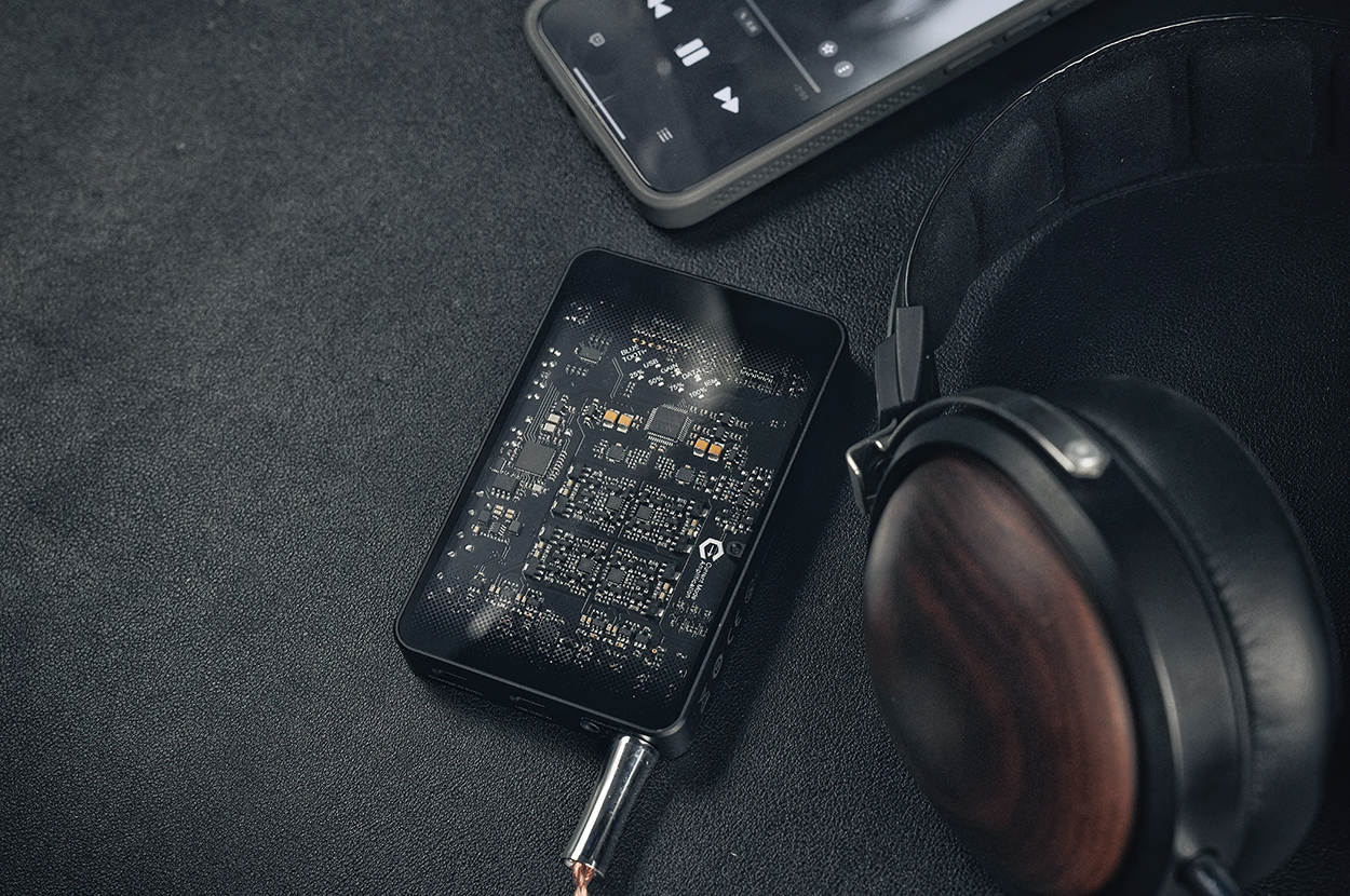 Questyle SIGMA Portable DAC and Headphone Amp Internal Circuit Board Close-up View Questyle SIGMA Portable DAC and Headphone Amp Internal Circuit Board Close-up View