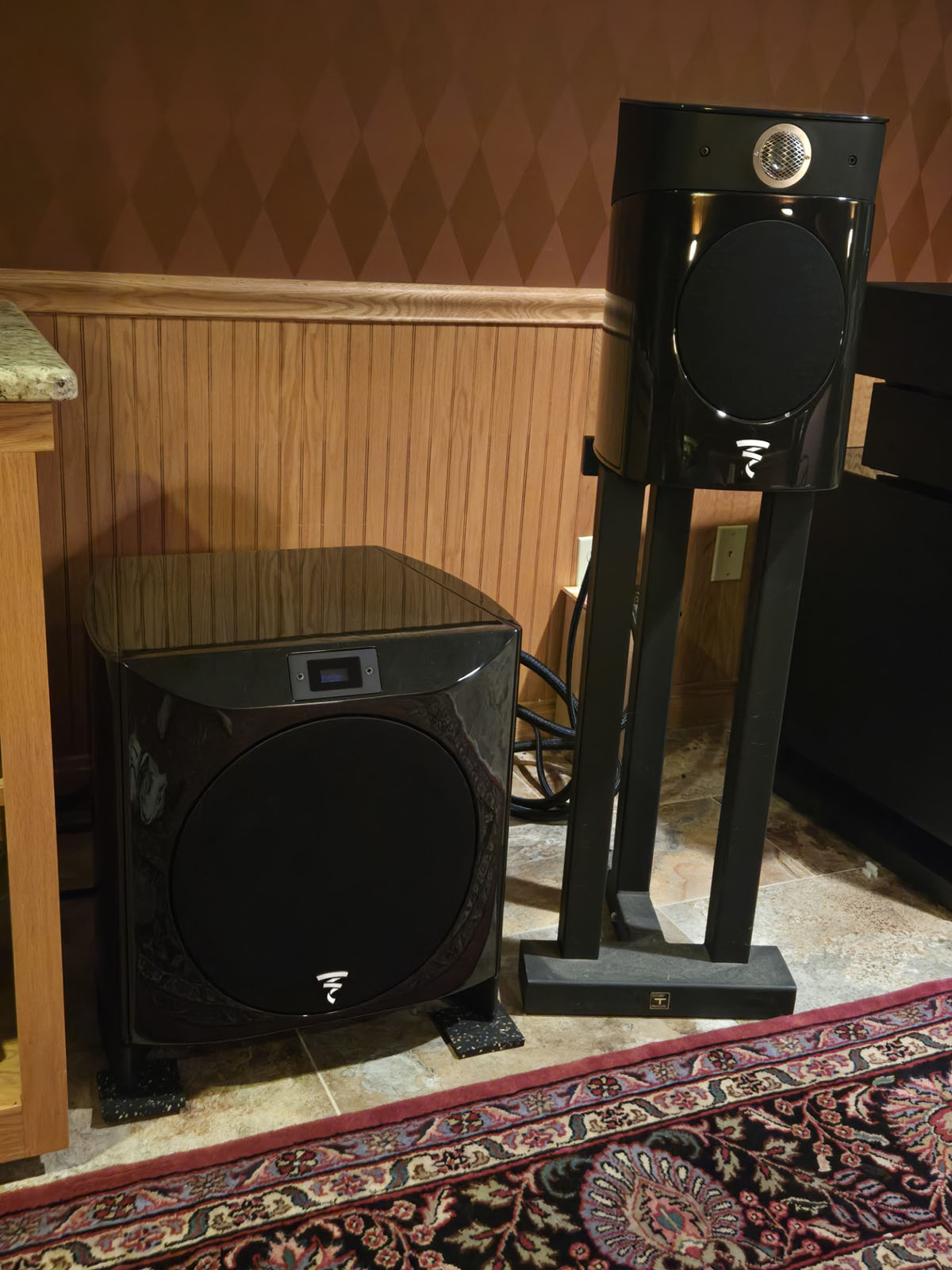 Focal Sopra N°1 Bookshelf Loudspeaker situated next to the Focal SW-1000 BE subwoofer Focal Sopra N°1 Bookshelf Loudspeaker situated next to the Focal SW-1000 BE subwoofer