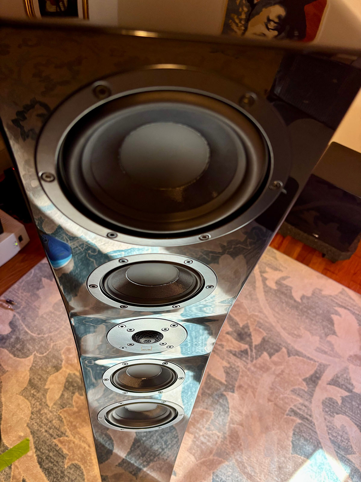 SVS Ultra Evolution Tower Speaker Downsweep Front View SVS Ultra Evolution Tower Speaker Downsweep Front View