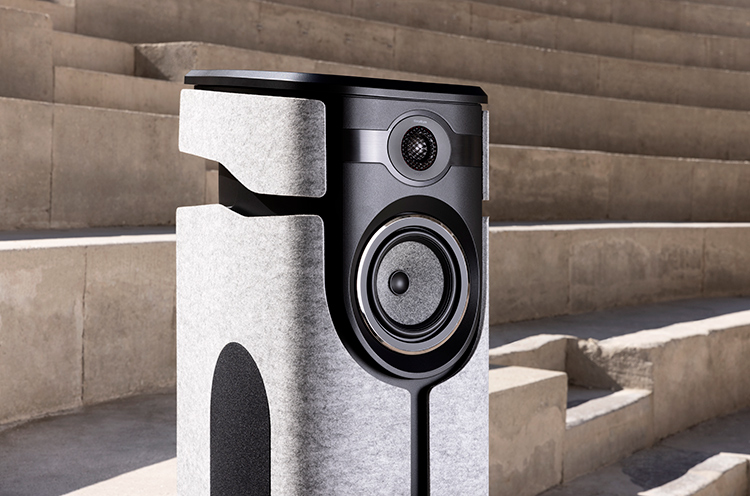 Focal DIVA UTOPIA wireless hi-fi loudspeaker Side Angle View