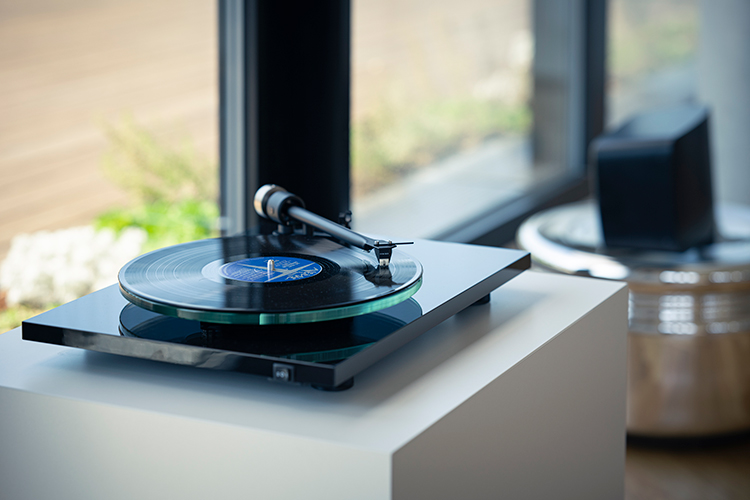 Pro-Ject T2 Super Phono Turntable/Built-in phono preamp Angle Living Room View