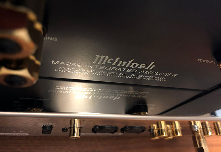 McIntosh MA252 Two-channel Integrated Amplifier, Detail