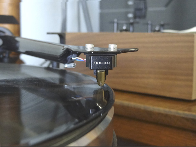Turntable Cloes Up Cartridge