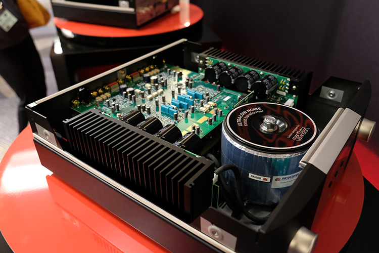 ML 5000 series integrated amplifiers Inside Side