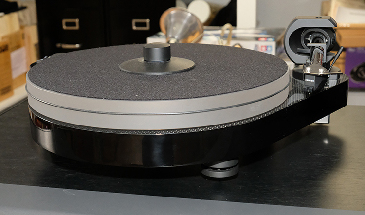 Pro-Ject RPM 5 Carbon Turntable – Front view