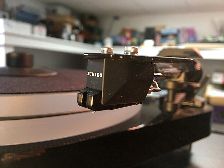 Pro-Ject RPM 5 Carbon Turntable – Cartridge ¾ view