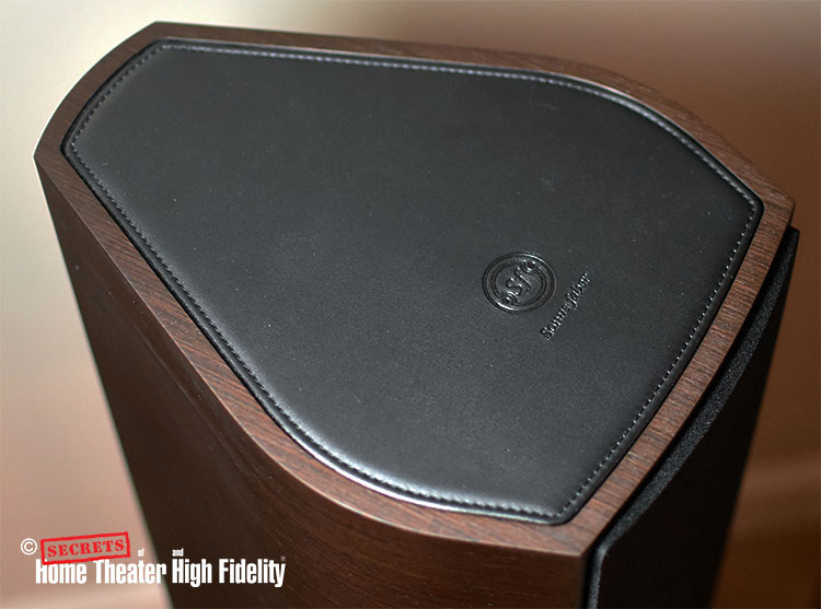 Sonus Faber Sonetto III lute shape cross-section with leather top