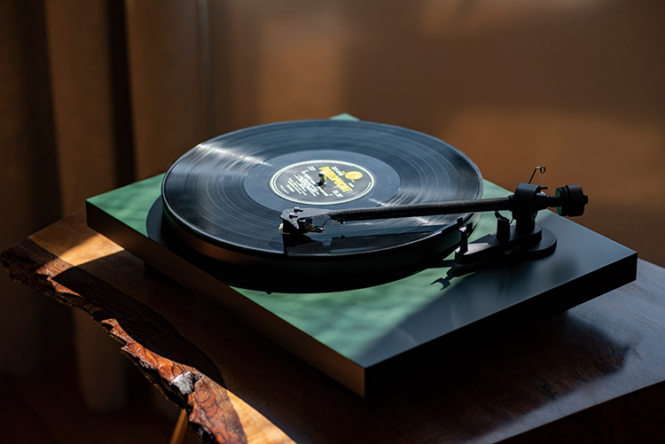 Pro-Ject Debut Carbon EVO Turntable Green Finish