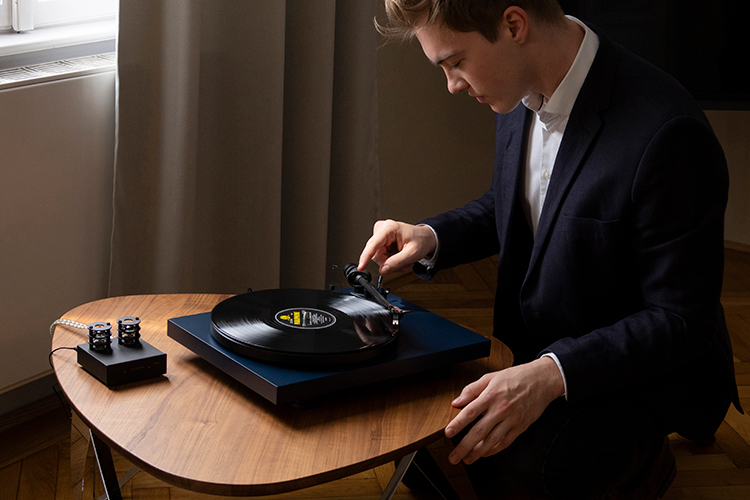 Pro-Ject Debut Carbon EVO Turntable Blue Finish